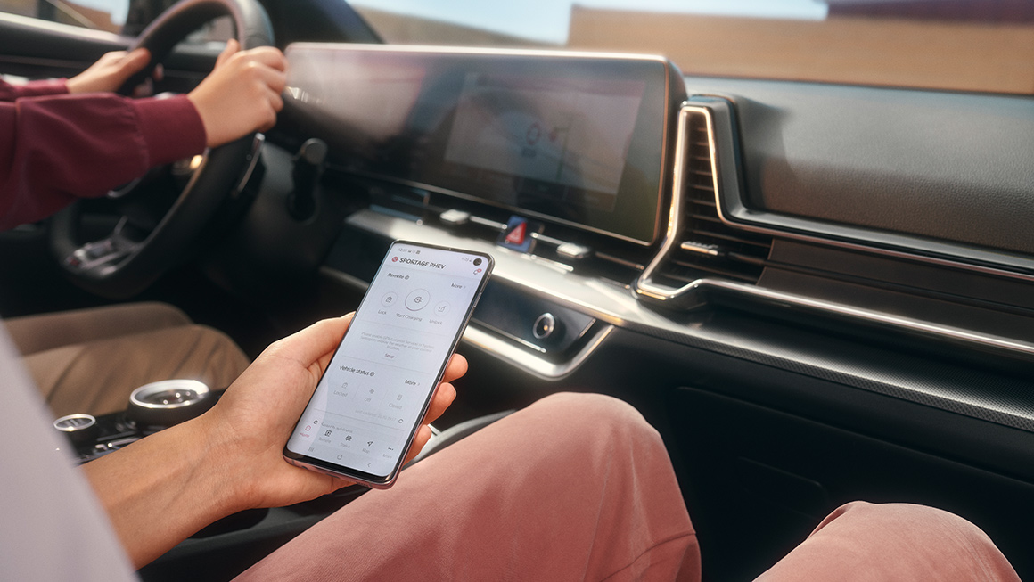 Mobiltelefon in Hand von Beifahrer